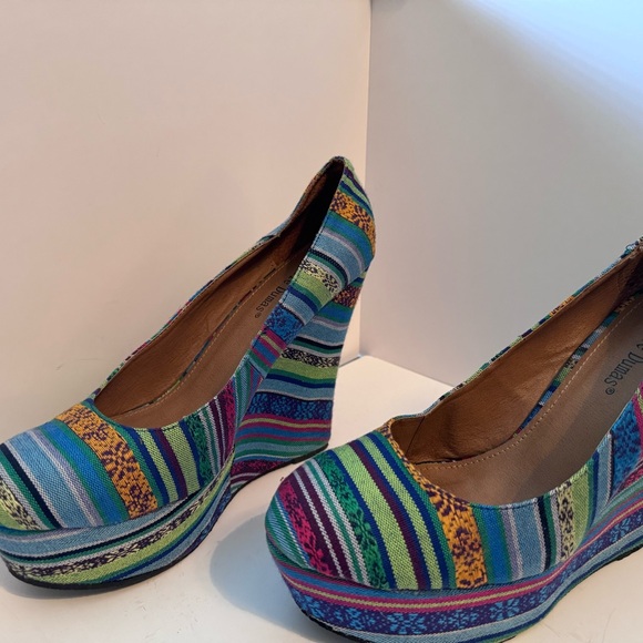 Beautiful, fun, and colorful shoe. Great with jeans. Size 10, 5 in wedge. - Picture 3 of 8